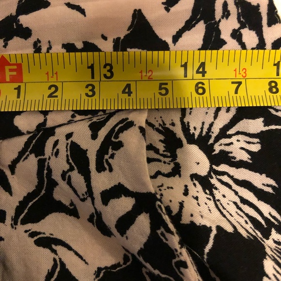 Free People Floral Black/Cream shorts Size: (2) - Picture 10 of 11